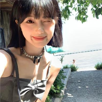 公园里的女孩 封面
